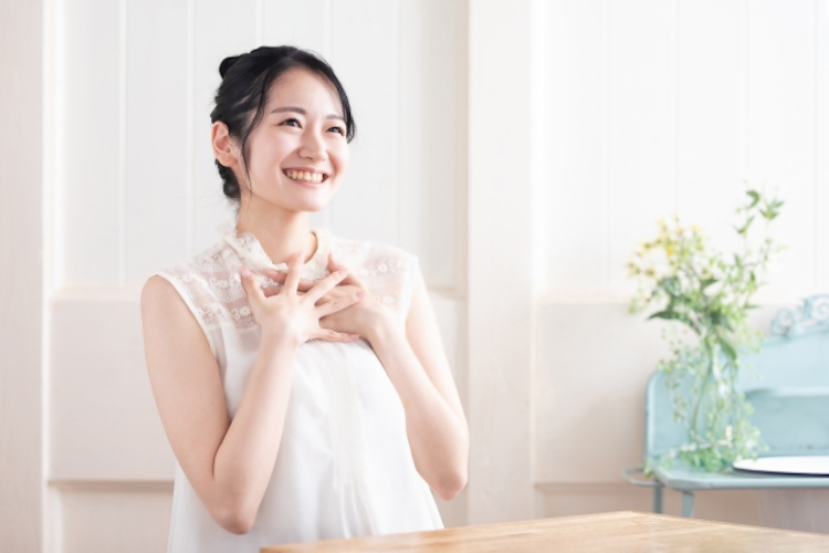 気持ちよい朝を迎える女性