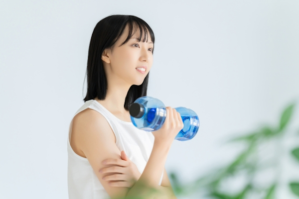 自宅でトレーニングする女性