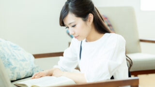 ノートを読む30代女性