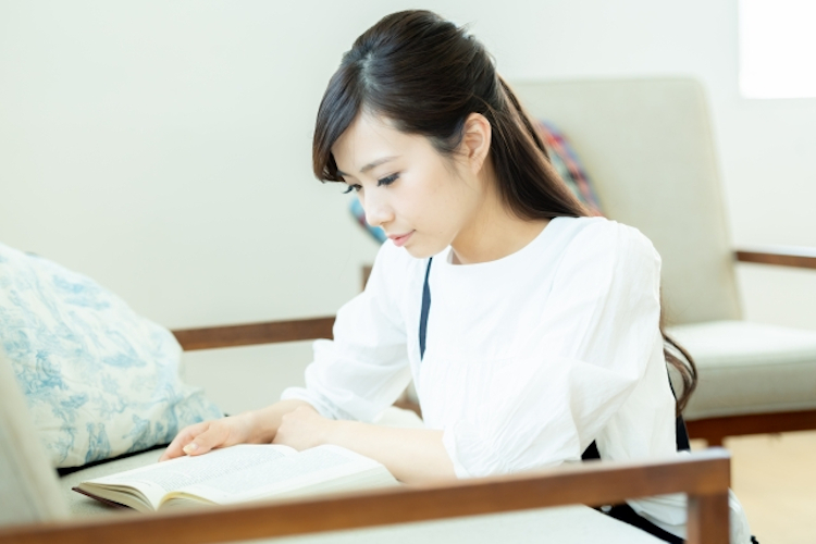 ノートを読む30代女性