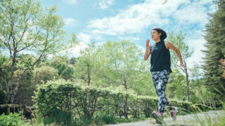 ランニングする40代女性