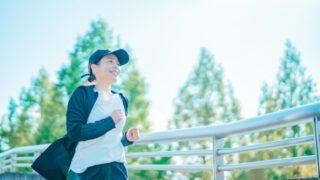 ランニングする40代女性