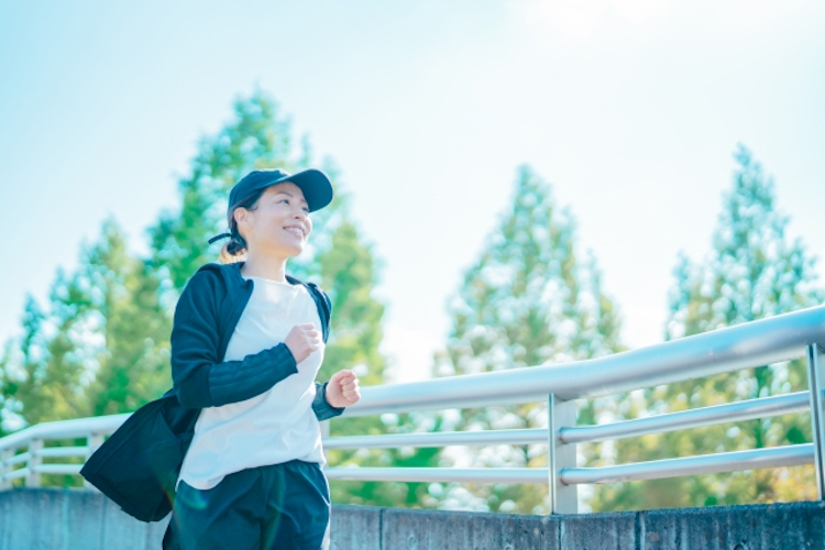 ランニングする40代女性