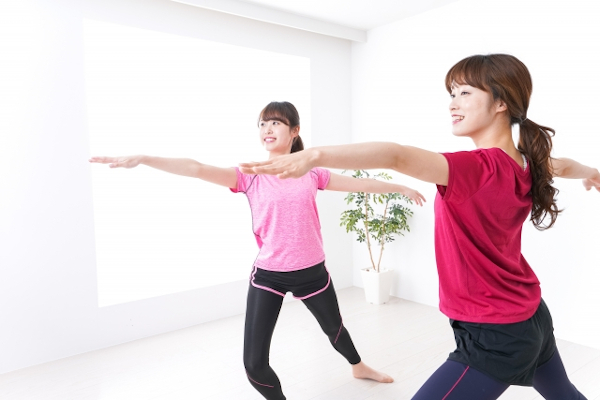 しなやかな体使いをする女性2人