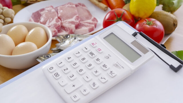 食材を前にカロリー計算