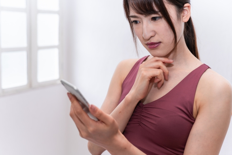 ジムの入会を悩む女性