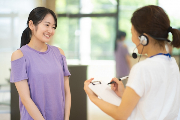 ジムに詳細を聞きに行く女性