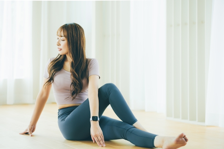 レギンスでストレッチする女性