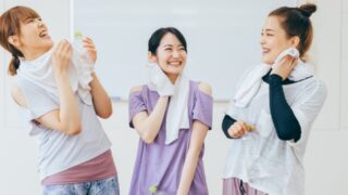 談笑する女性