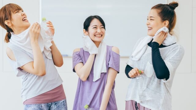 談笑する女性