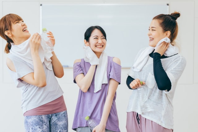 談笑する女性