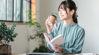 本を読む女性