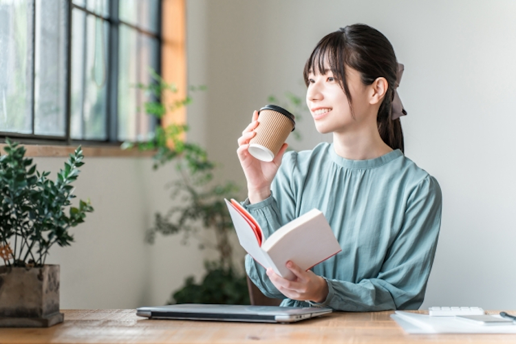 本を読む女性
