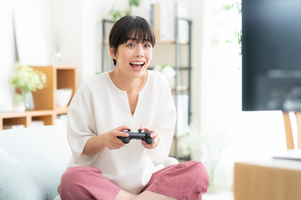 ゲームをする女性