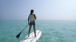 SUPをする女性