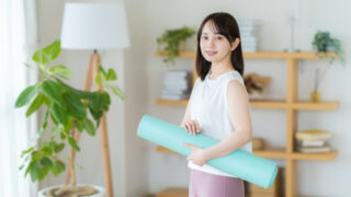 オンラインフィットネスの準備をする女性