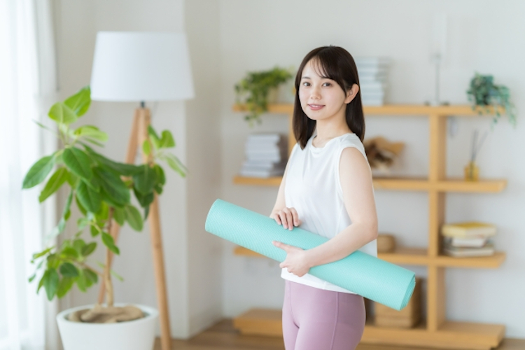 オンラインフィットネスの準備をする女性