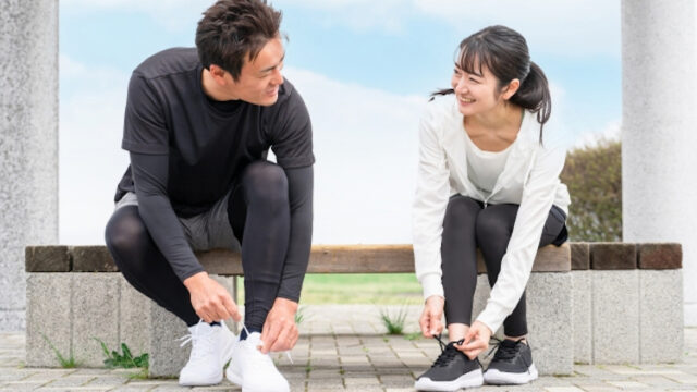 ランニングの準備をする男女