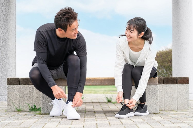 ランニングの準備をする男女