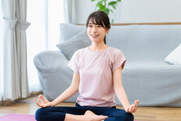 自宅でヨガをする女性