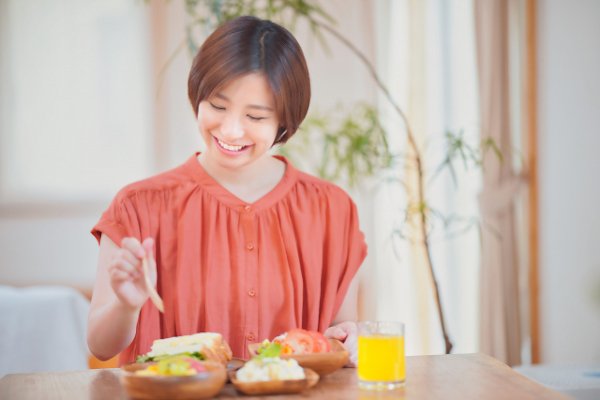 食事をする女性