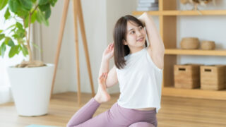 自宅でヨガを始める女性