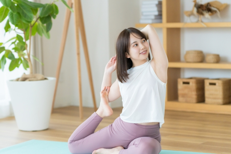 自宅でヨガを始める女性