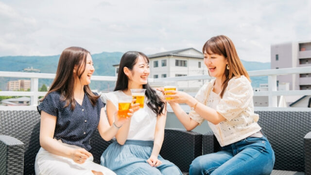 旅行で羽を伸ばす女性達