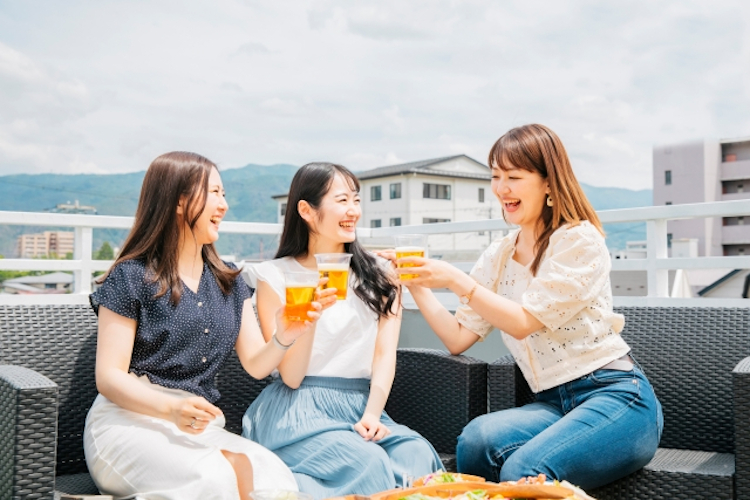 旅行で羽を伸ばす女性達
