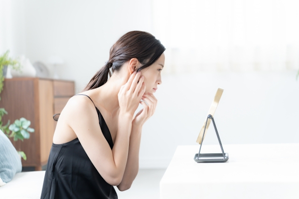 肌を気にする女性