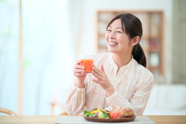 朝食をとる女性