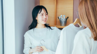 服のサイズを選ぶ女性