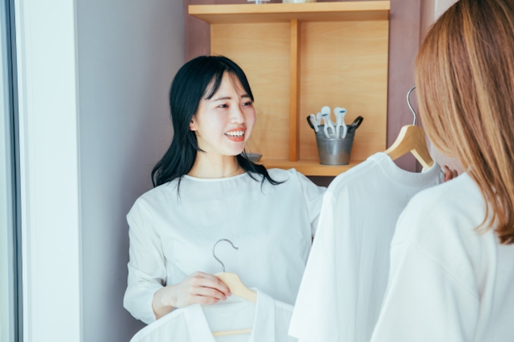 服のサイズを選ぶ女性