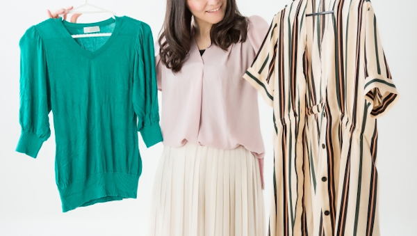 服を選ぶ女性