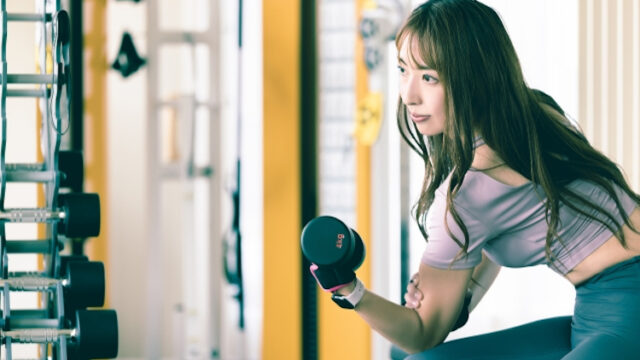 筋トレしている女性