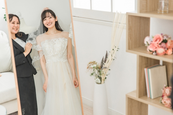 衣装合わせをする女性