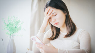 結婚相談所に登録するか迷う女性