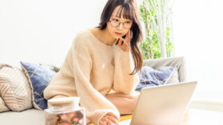家出くつろぐ女性
