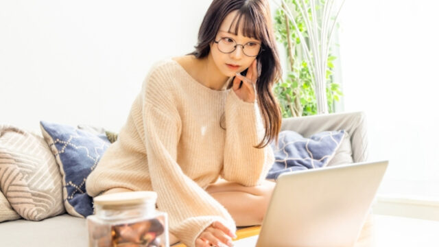 家出くつろぐ女性