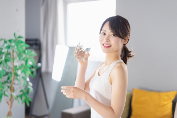 プロテインを飲む女性