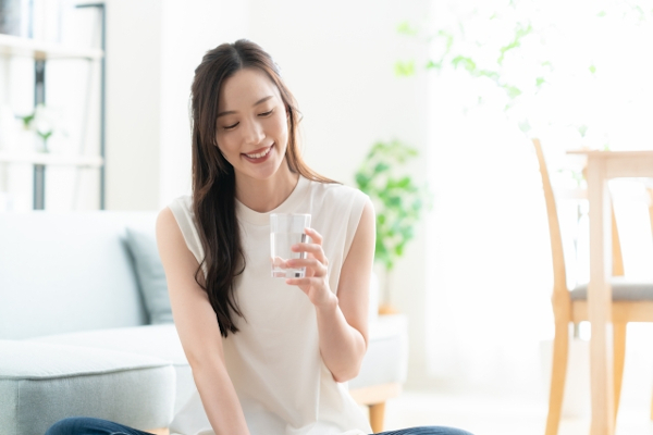 プロテインを飲む女性