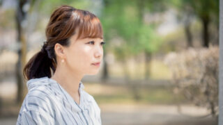 遠くを見つめる女性