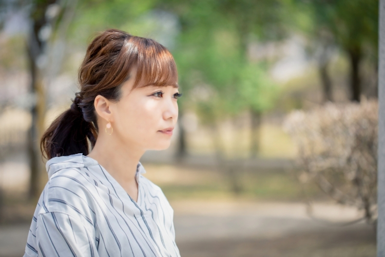 遠くを見つめる女性