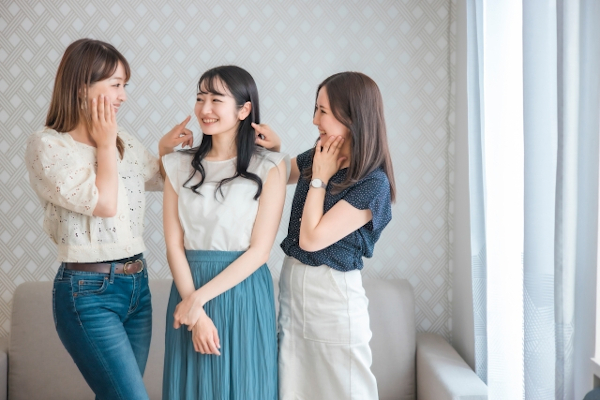 女性3人の談笑