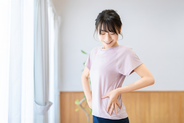 痩せたウエストを嬉しがる女性