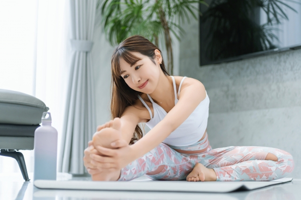 ストレッチする女性