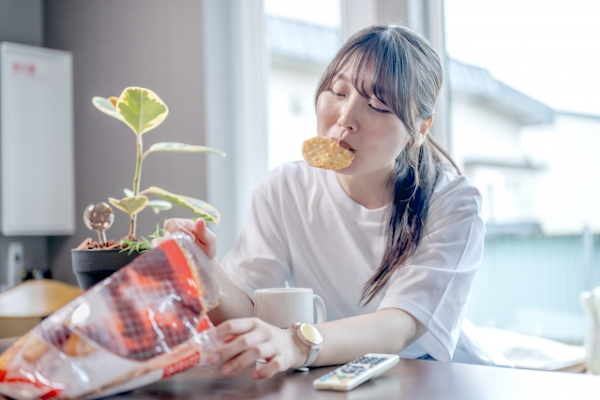 間食する女性
