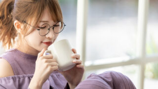 自宅でお茶を飲む30代独身女性
