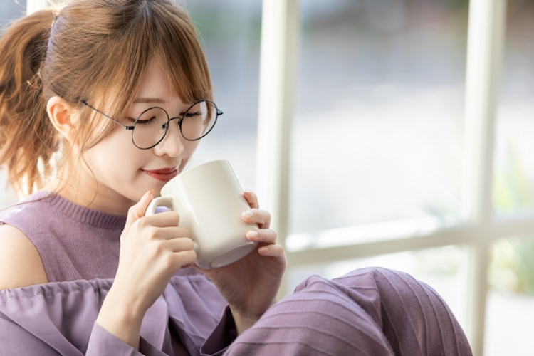 自宅でお茶を飲む30代独身女性