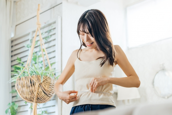 痩せた事に驚く女性